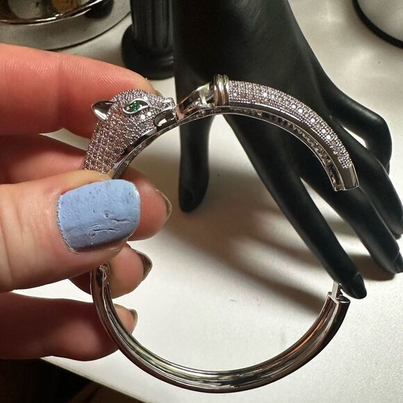 Elegant Silver Leopard Bangle - Picture 11 of 11